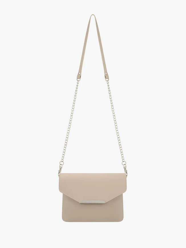 Beigefarbene Kupplungstasche mit Kette