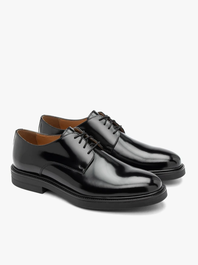 Schwarz lackierte Herrenschuhe
