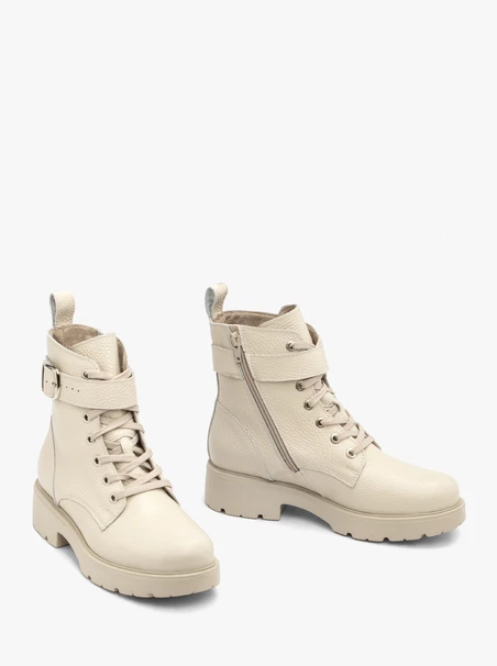 Cremefarbene Stiefel aus genarbtem Leder mit Riemen