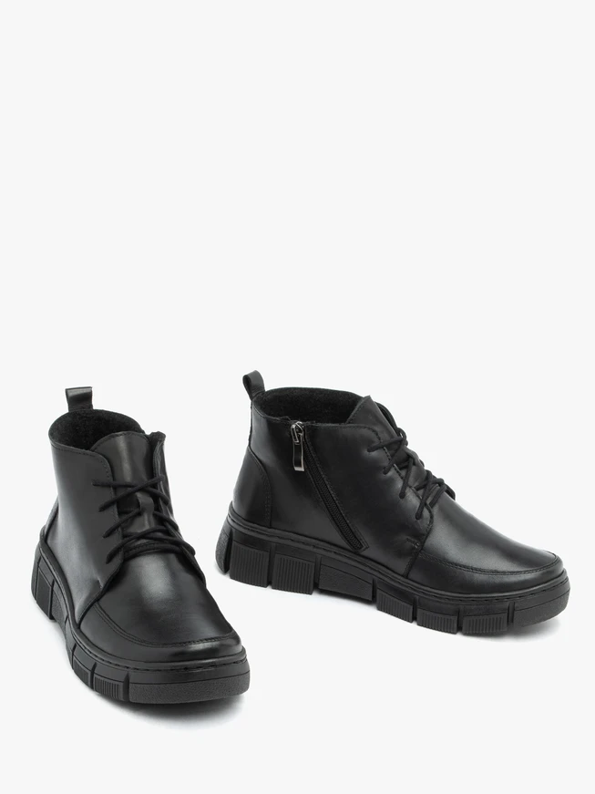 Schwarze Stiefel mit Fleece-Isolierung
