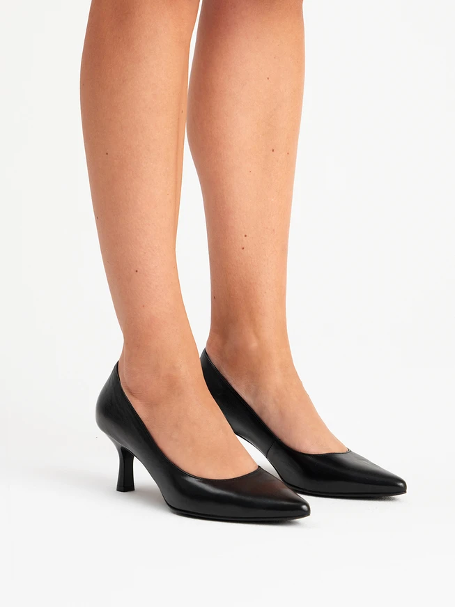 Schwarze Pumps mit lackiertem Stilettoabsatz
