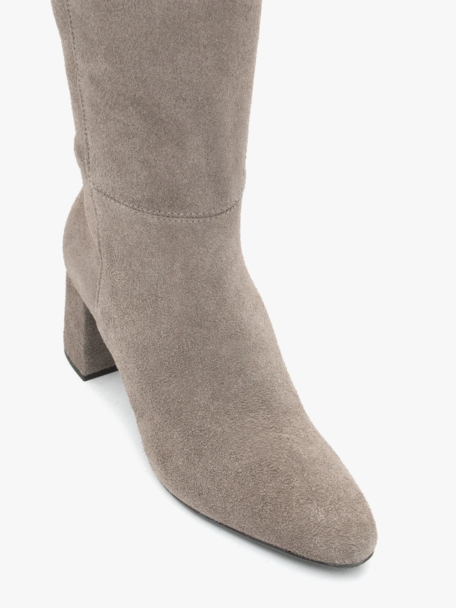Graue Stiefel mit breitem Schaft