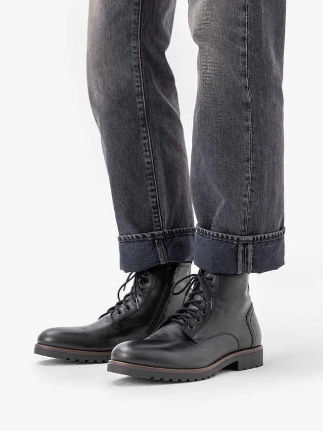 Isolierte Stiefel aus schwarzem Schafsleder