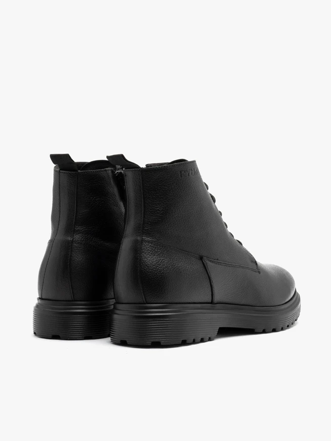 Schwarze Herrenstiefel mit festem Boden