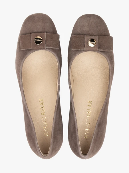 Graubraune Pumps mit Absatz