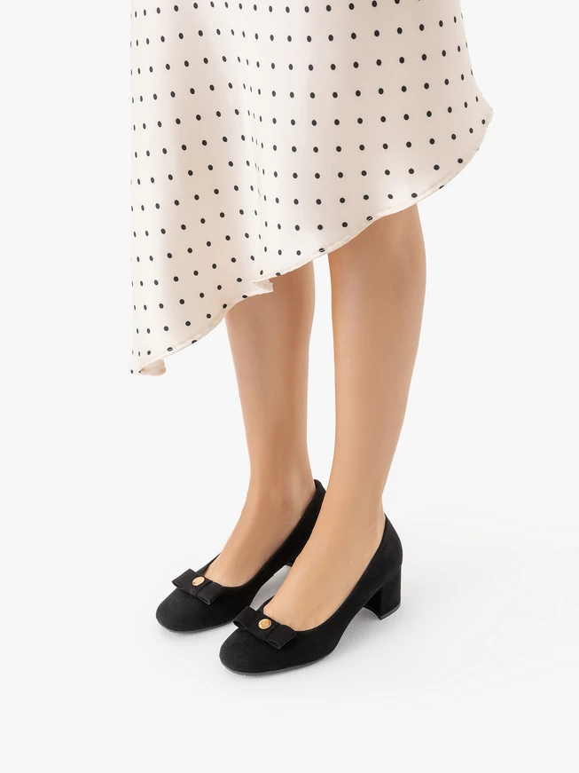 Schwarze Pumps mit Absatz