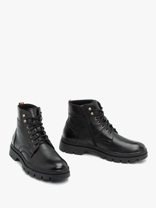 Schwarz genarbte Lederstiefel