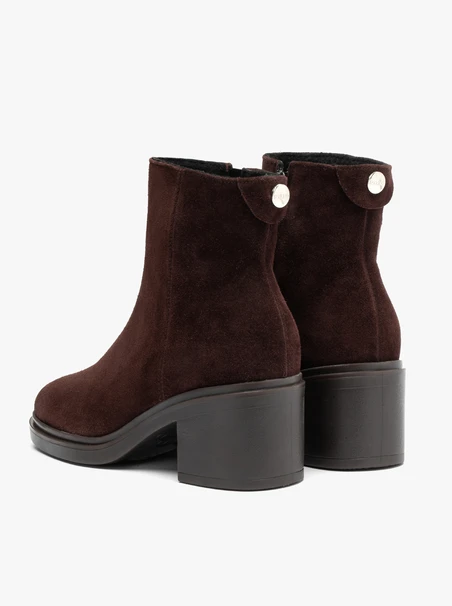 Kastanienbraune Velourslederstiefel