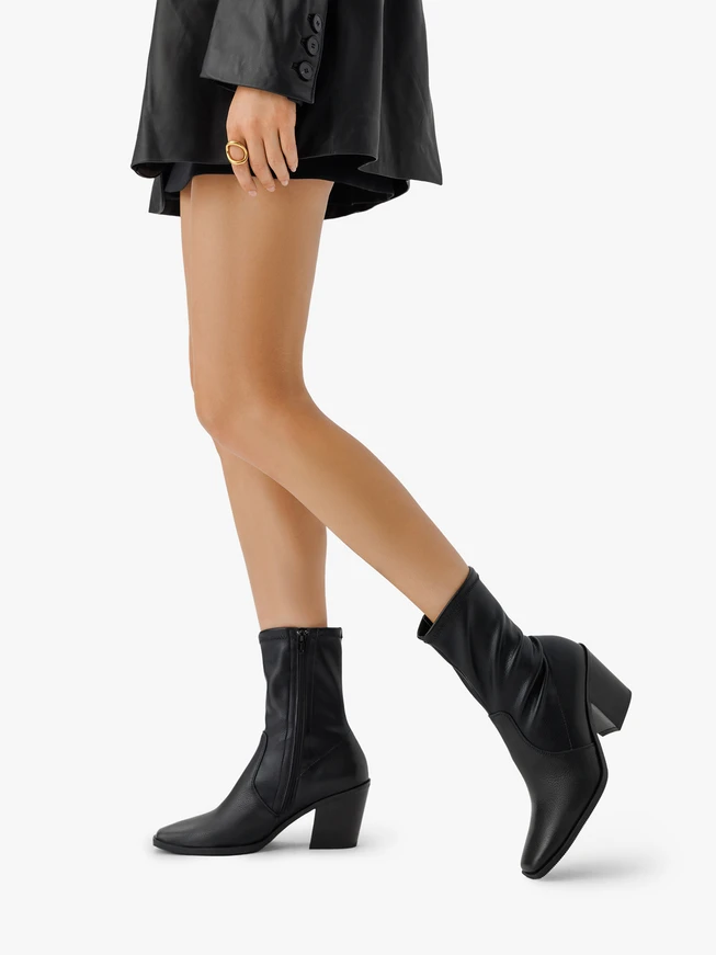 Schwarzer höherer Stiefel mit elastischem Schaft