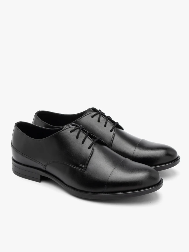 Schwarze Halbstiefel mit dekorativer Zehenkappe