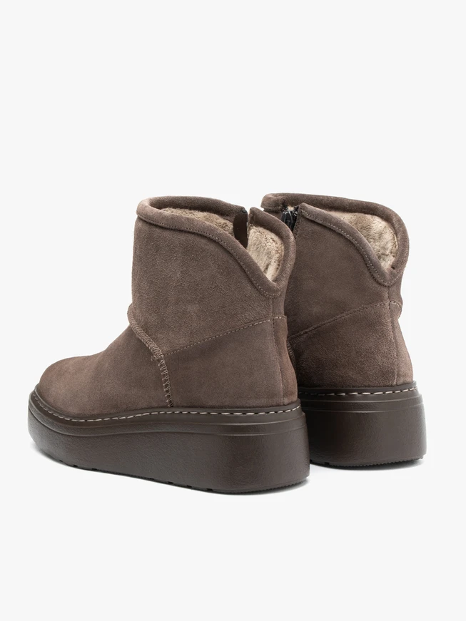 Braune, mit Wolle isolierte Schneestiefel