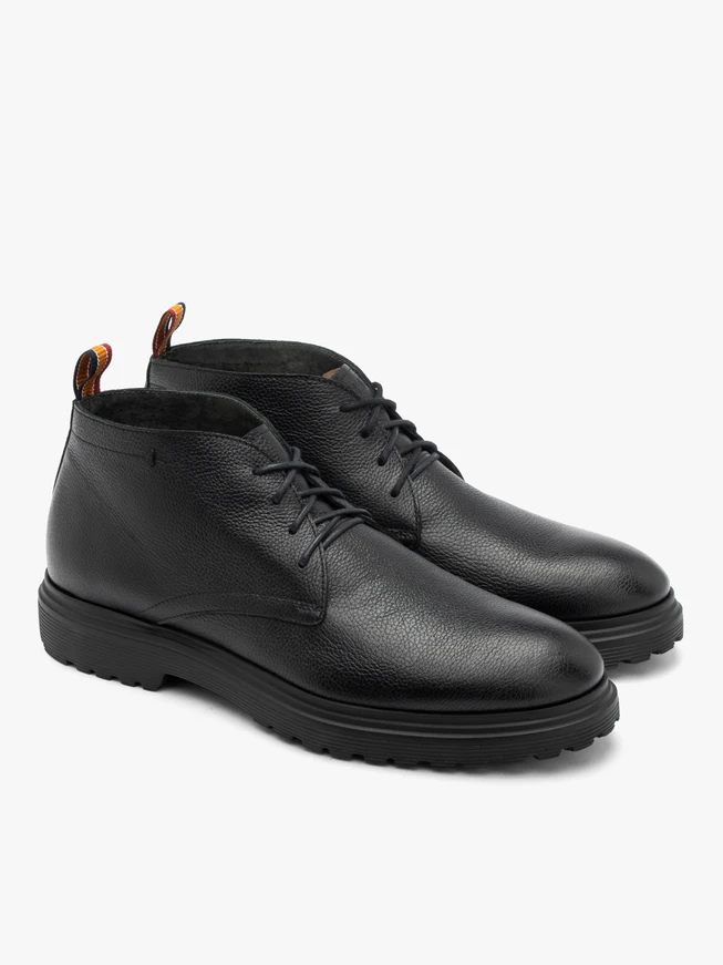 Black short men’s lace-up boots with light sole