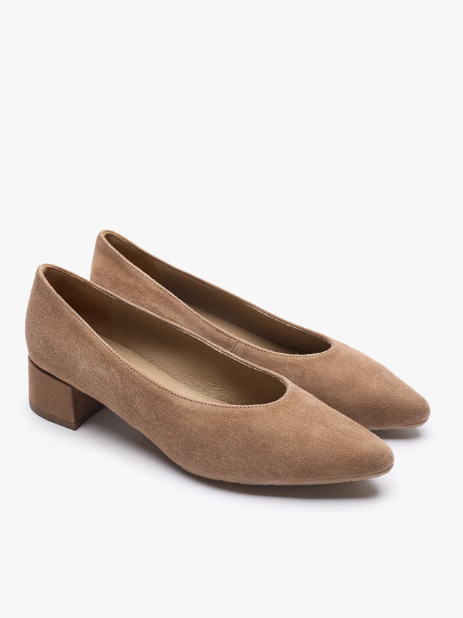 Hellbraune niedrige Stiletto-Pumps