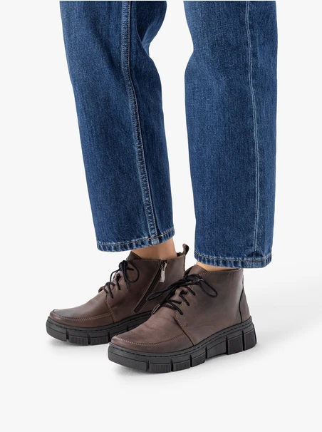 Braune Stiefel mit Fleece-Isolierung