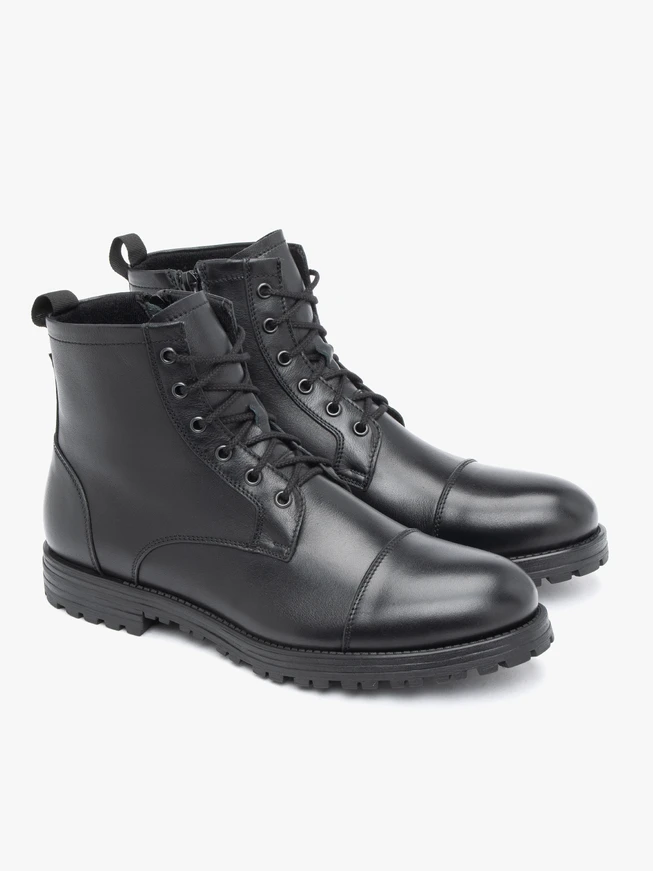 Schwarzer isolierter Vollnarbenlederstiefel