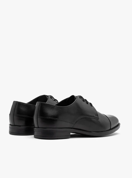 Schwarze Halbstiefel mit dekorativer Zehenkappe