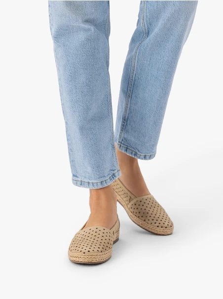 Piaskowe espadryle z perforacjami