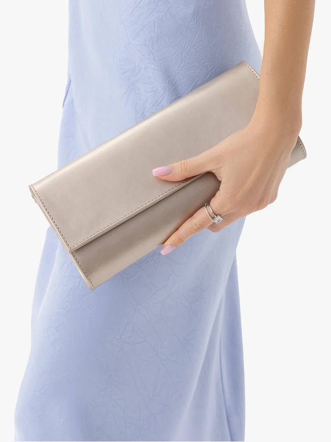 Längliche Platin-Clutch-Tasche mit Kette