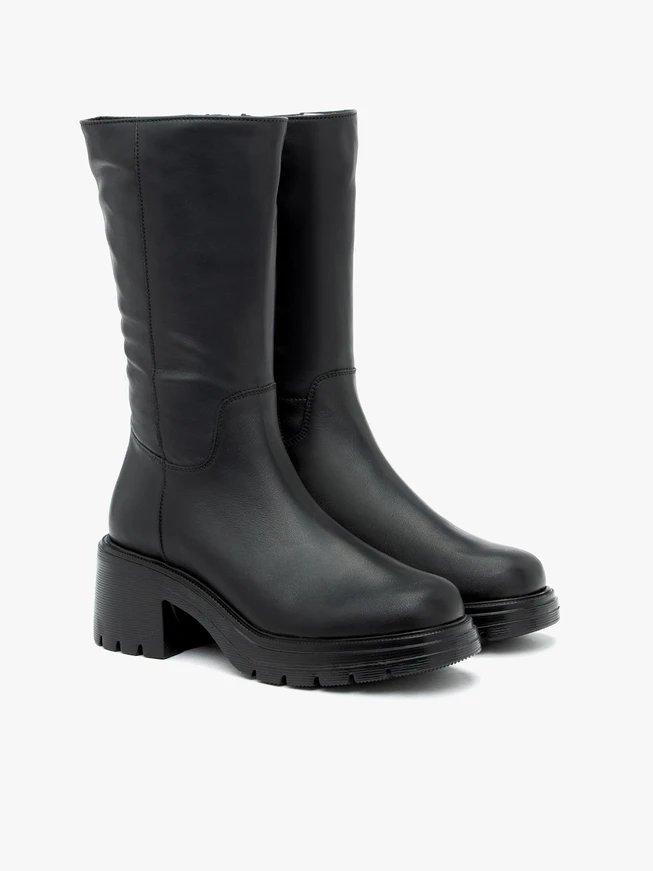 Schwarze kurze Lederstiefel