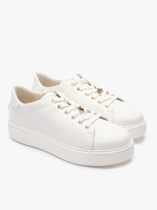 Weiße Turnschuhe aus genarbtem Leder