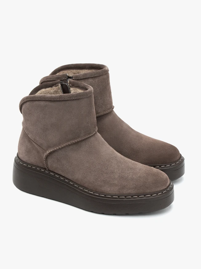 Braune, mit Wolle isolierte Schneestiefel