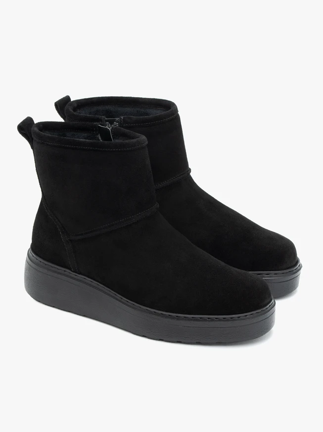 Schwarze knöchelhohe Schneestiefel mit dickerer Sohle