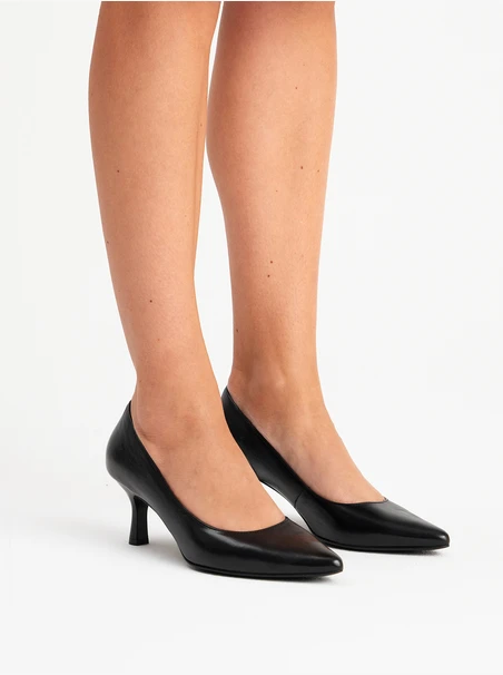 Schwarze Pumps mit lackiertem Stilettoabsatz