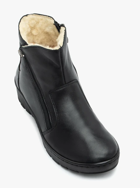 Isolierte Stiefel aus schwarzem Schafsleder