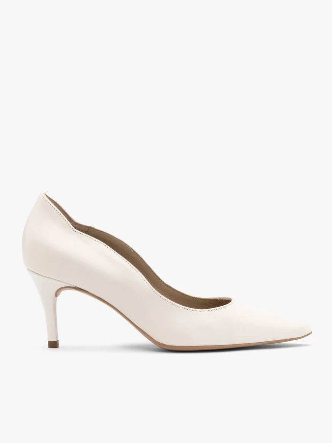 Cremefarbene Pumps mit verschönertem Schaft