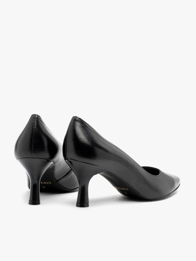 Schwarze Pumps mit lackiertem Stilettoabsatz