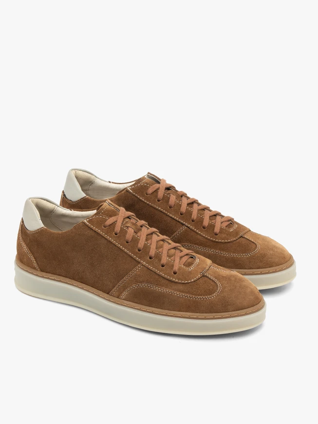 Braune und weiße Schnürhalbschuhe