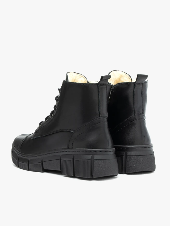 Isolierte Stiefel aus schwarzem Schafsleder