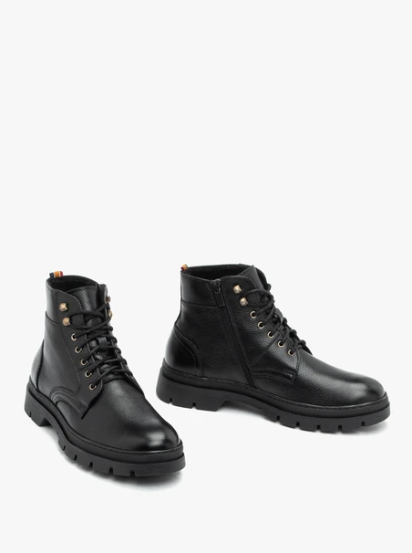 Schwarz genarbte Lederstiefel