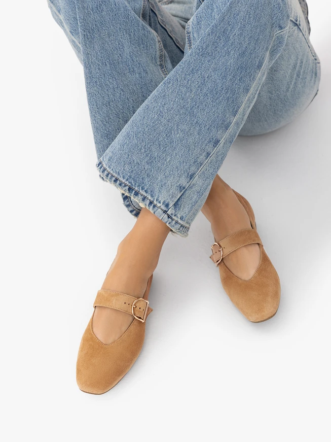 Beigefarbene Mary Jane Ballerinas