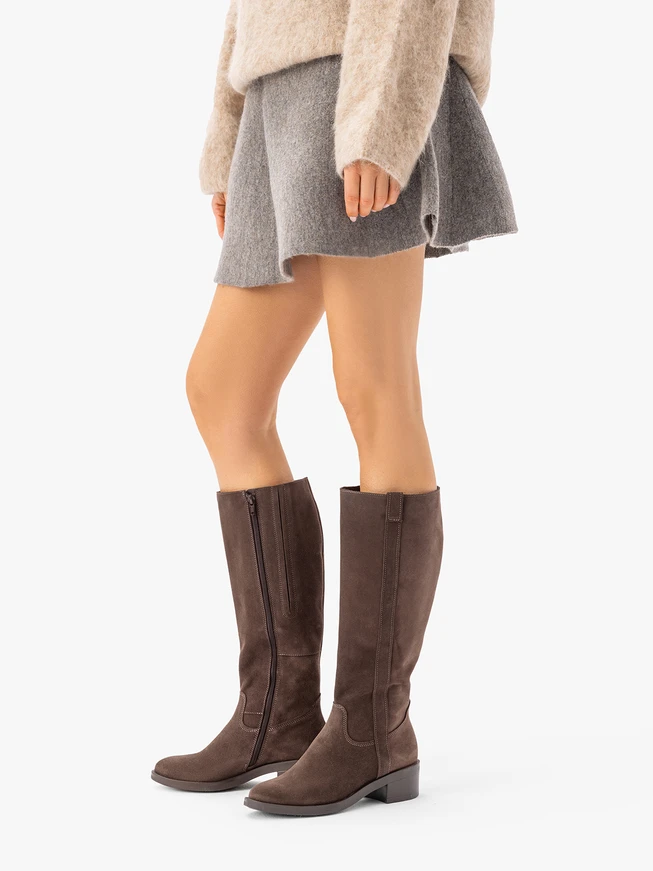 Braune Stiefel mit schmalem Schaft
