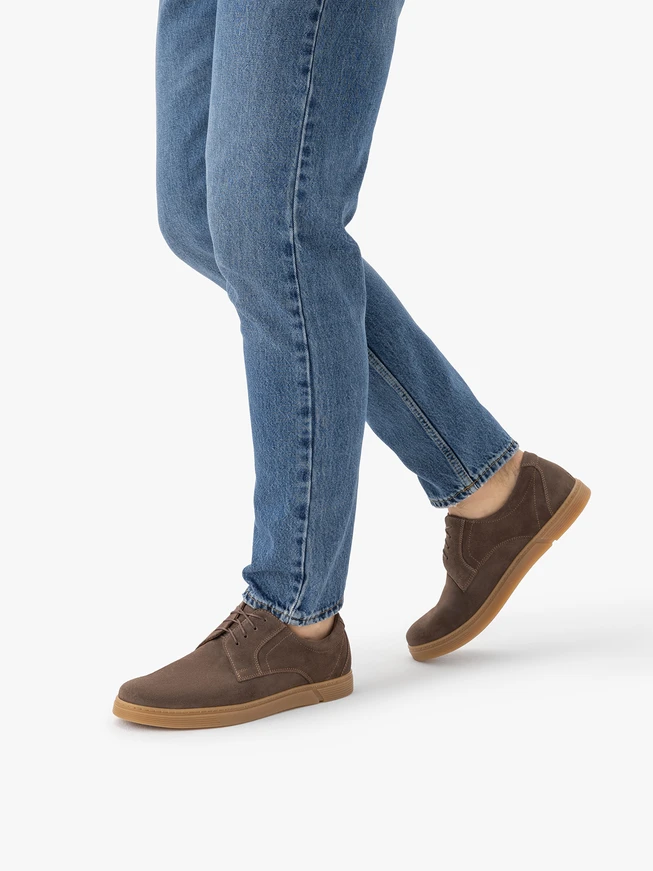 Halbschuhe aus braunem Veloursleder zum Schnüren
