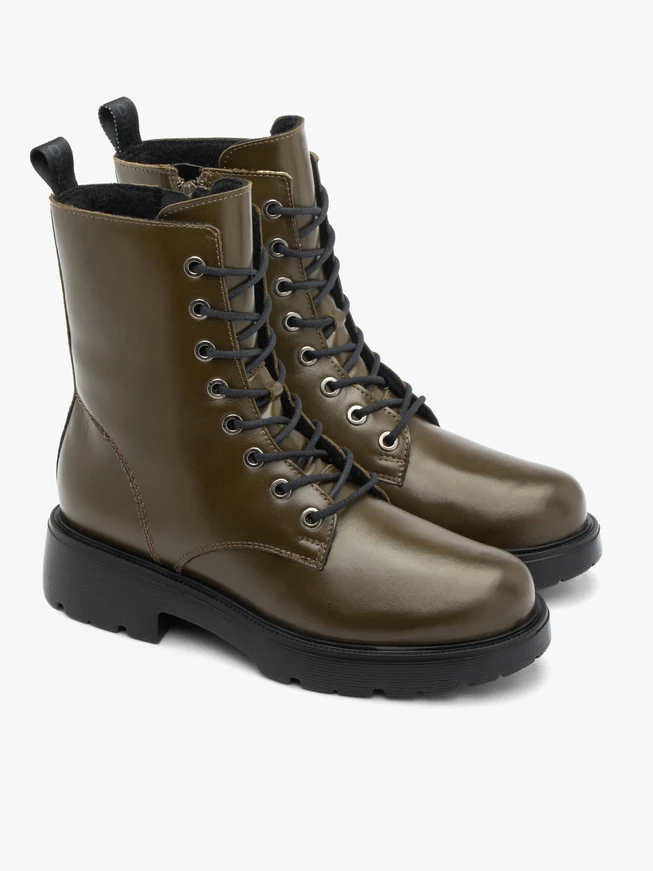 Stiefel aus olivfarbenem Vollnarbenleder