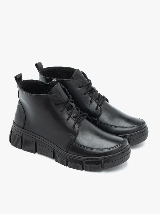 Schwarze Stiefel mit Fleece-Isolierung