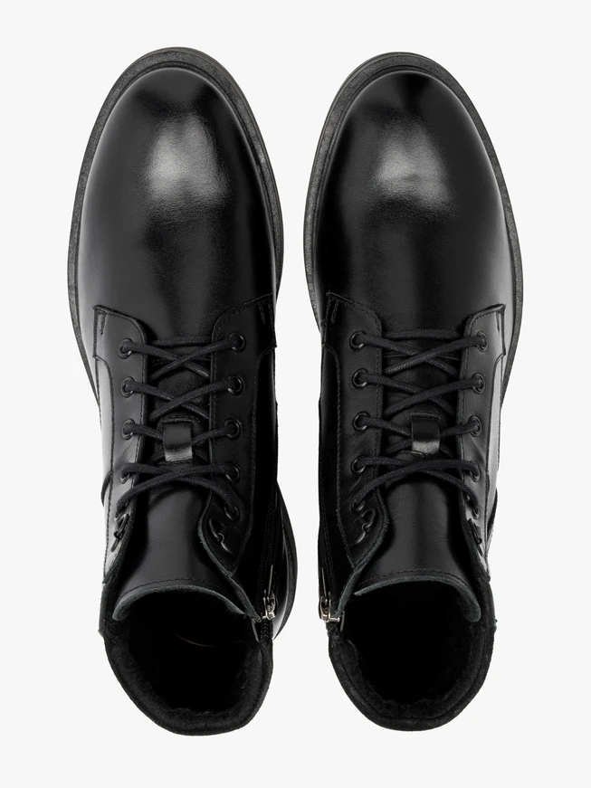 Schwarze Herrenstiefel mit Ziernähten auf dem Schaft