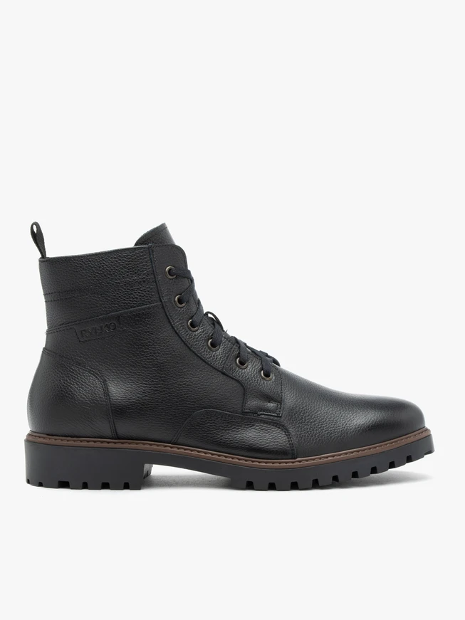 Schwarz genarbte Lederstiefel