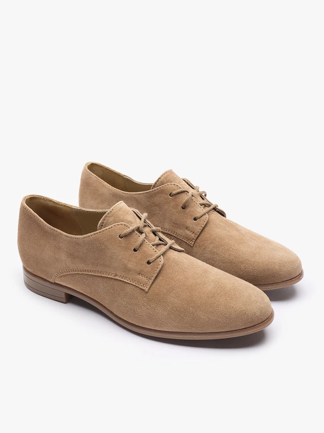 Halbschuhe aus hellbraunem Veloursleder zum Schnüren
