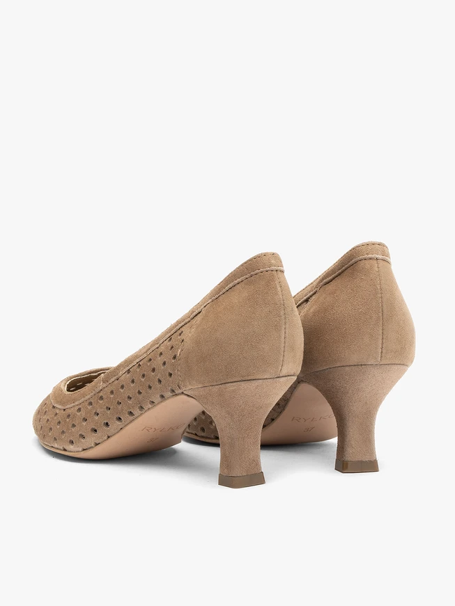 Hellbraune Pumps mit Perforationen