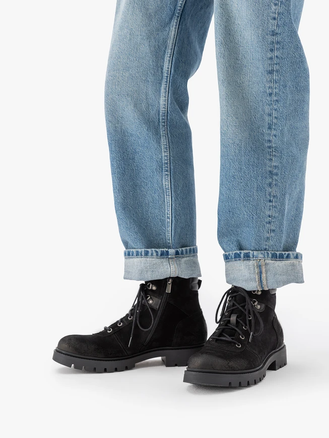 Schwarze isolierte Stiefel