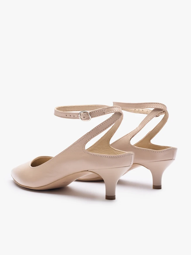 Beigefarbene Lederpumps mit Kitten-Heels