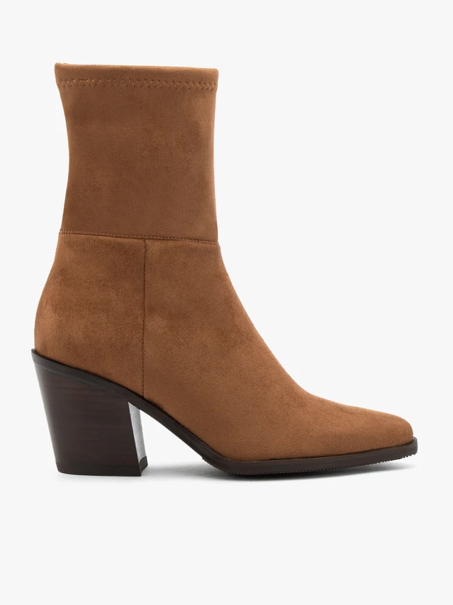 Braune höhere Stoffstiefel mit Stilettoabsatz