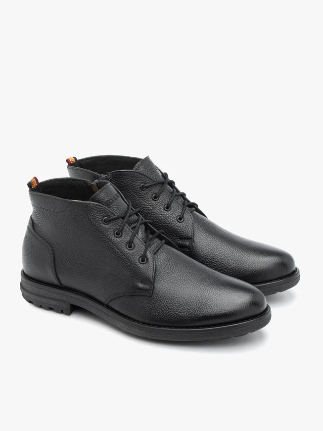 Schwarz genarbte Lederstiefel