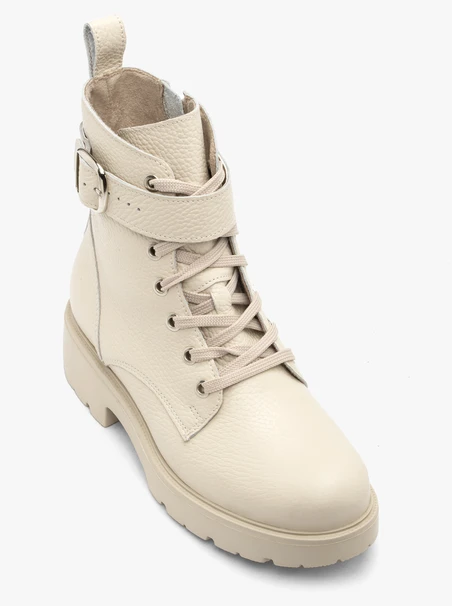 Cremefarbene Stiefel aus genarbtem Leder mit Riemen