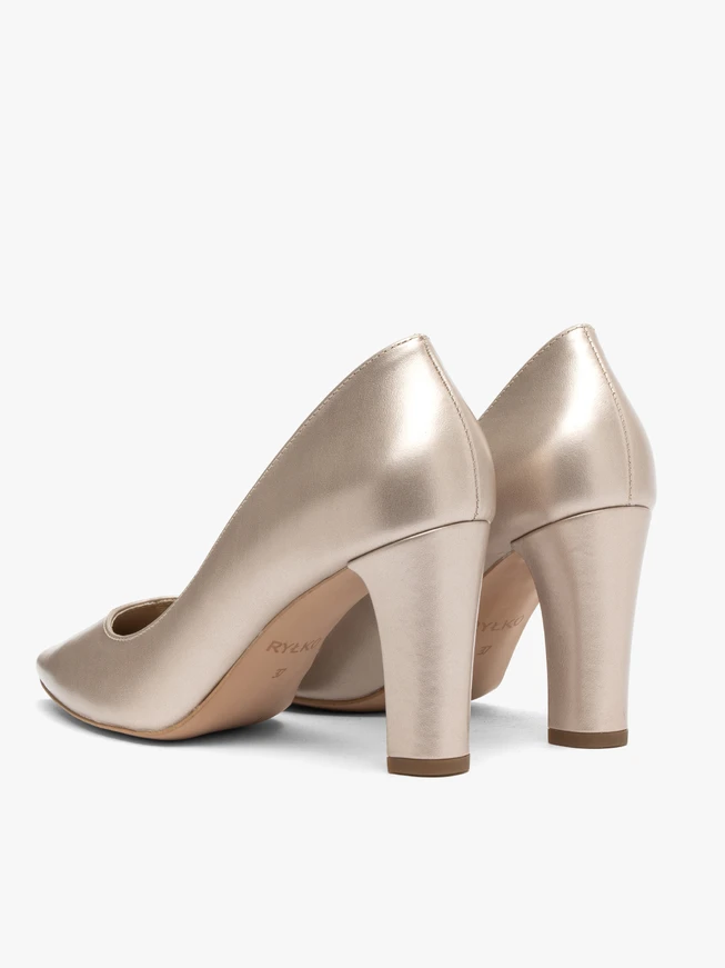 Platin-Pumps mit klobigem Stilettoabsatz