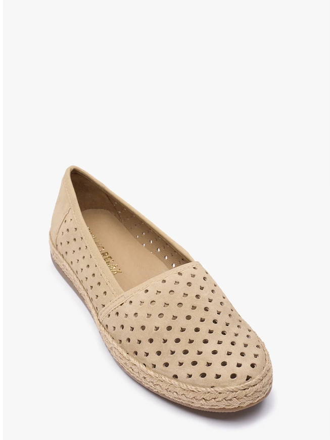 Sandfarbene Espadrilles mit Perforationen