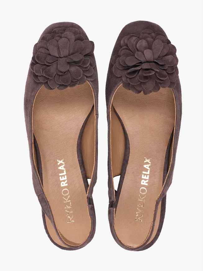 Dunkelbraune Slingback-Pumps ohne Absatz mit Blumenverzierung